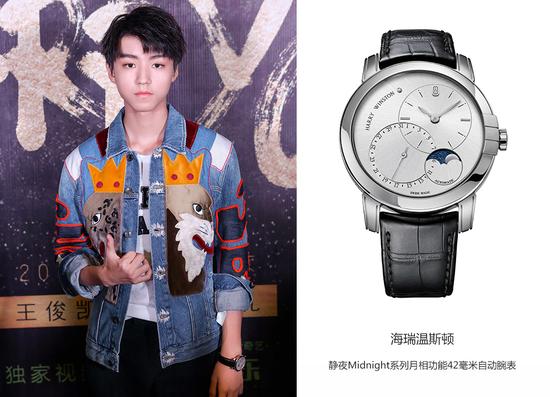 在采访环节,王俊凯选择佩戴经典简洁的静夜Midnight系列月相功能42毫米自动腕表