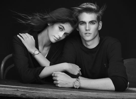 欧米茄全新名人大使Kaia Gerber与Presley Gerber