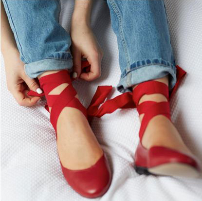 红色绑带鞋