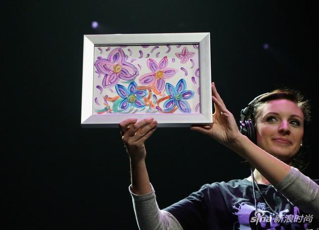 正是这幅水彩画,布兰妮将它献给了慈善