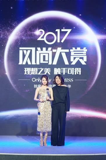 左：2017年度风尚人气女演员张慧雯；右：KIMISS闺蜜执行总裁马骁