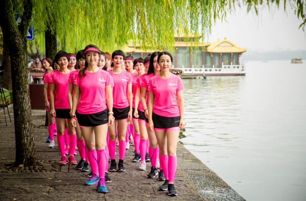 为杭州女子马拉松预热 长腿女神跑团惊艳西湖畔_跑步频道_新浪竞技风暴_新浪网