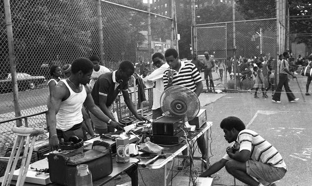 70 年代的纽约 South Bronx（图片来源：Allan Tannenbaum）