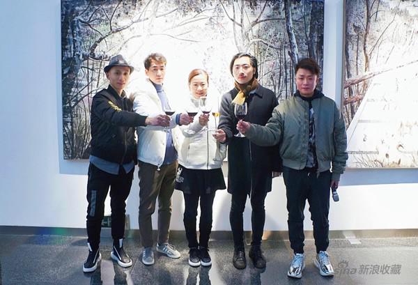 从左至右(策展人张长收、艺术家旁滨、iSGO CEO Maria、艺术家王海龙、iSGO Gallery 罗吟)