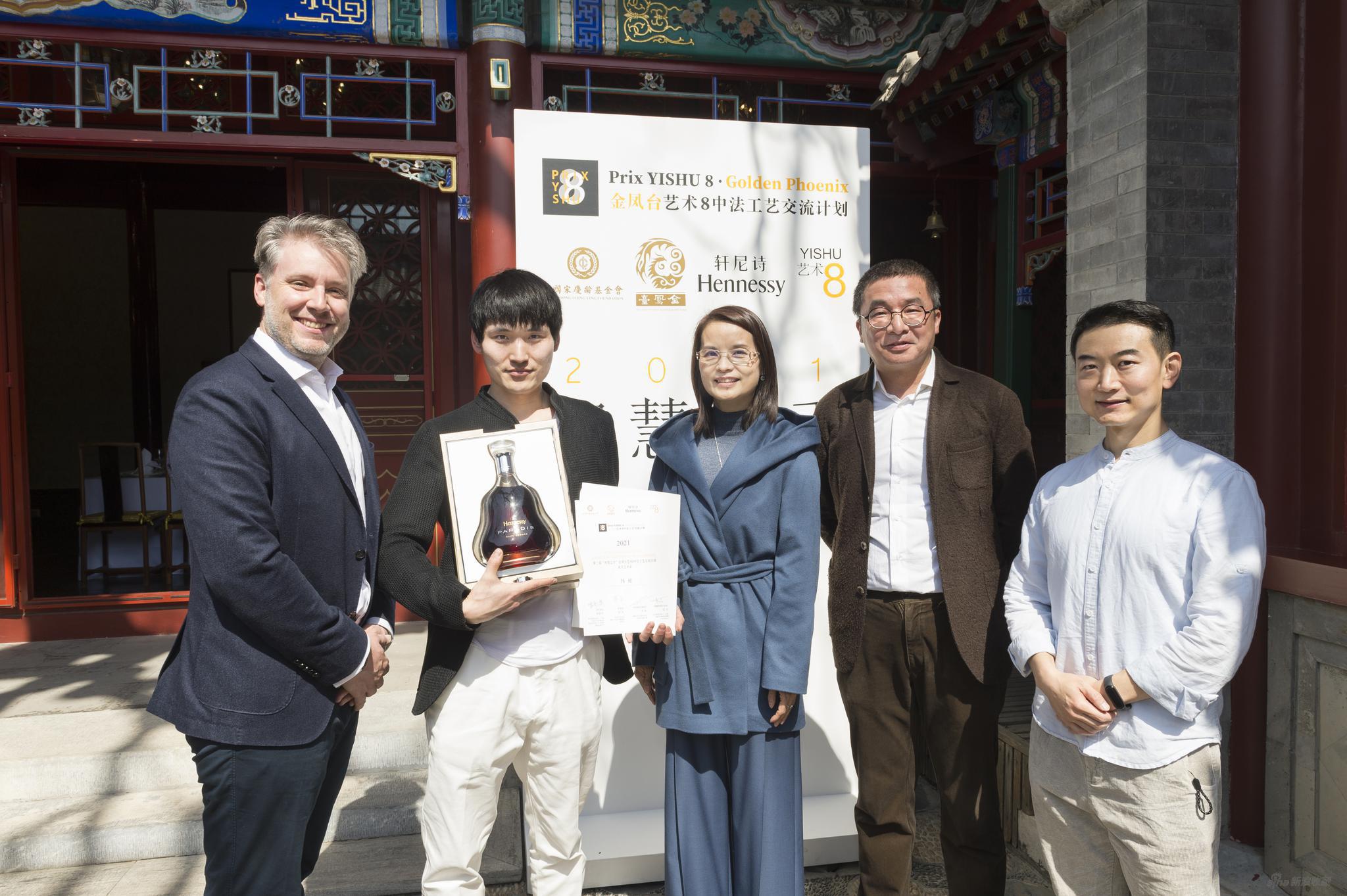 从左至右:酩悦轩尼诗帝亚吉欧中国市场副总裁安拓(Antoine Varlet),第二届获奖艺术家韩昶,奖项联席创始人、评委、中国宋庆龄基金会金凤台科学与艺术基金管委会副主任雷歌叶,奖项艺术总监:清华大学美术学院教授、副院长、清华大学艺术博物馆副馆长苏丹,奖项提名人:中央美术学院教师冯劢