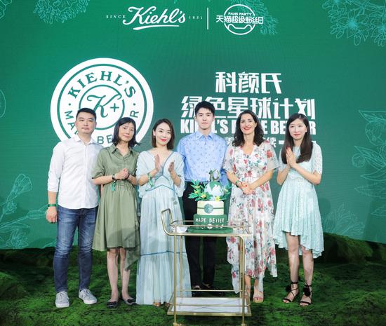 　　　▲欧莱雅中国集团副总裁、高档化妆品部总经理Joelle女士（右二）、Kiehl’s科颜氏中国品牌总经理Ivy Li李琳女士（左三）、新浪扬帆公益基金项目总监吴言女士（左二）、山水自然保护中心筹资官员程婷婷（右一）、泰瑞环保中国区总经理石昱先生（左一）以及Kiehl’s科颜氏品牌代言人刘昊然（右三）共同切蛋糕庆祝Kiehl’s科颜氏中国十周年快乐　