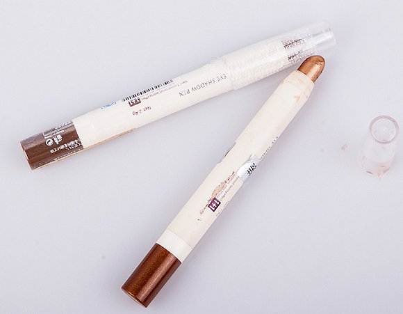 名创优品壹加壹珠光带刷眼影笔 图片来源:淘宝网