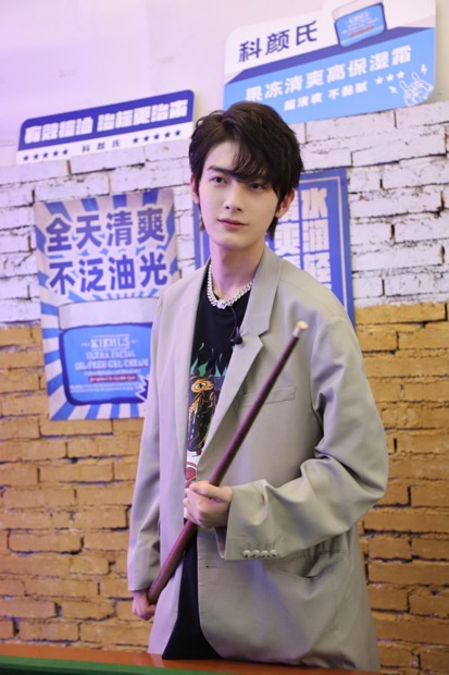 ▲青年演员陈鹤一