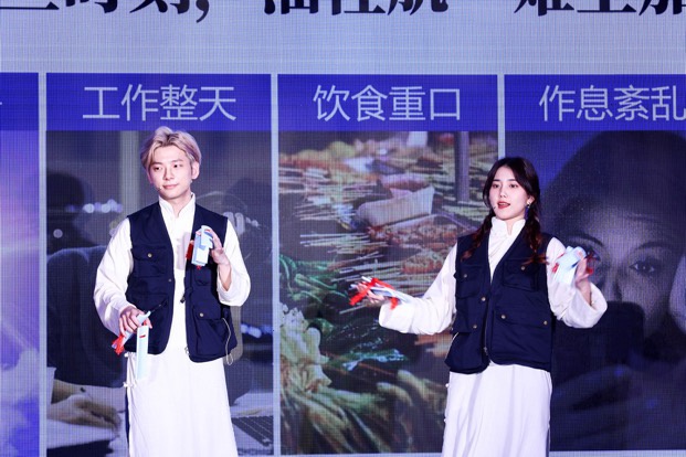 ▲Kiehl’s科颜氏中国品牌产品经理钱思楠、朱若琦现场揭秘果冻清爽高保湿霜的神奇功效
