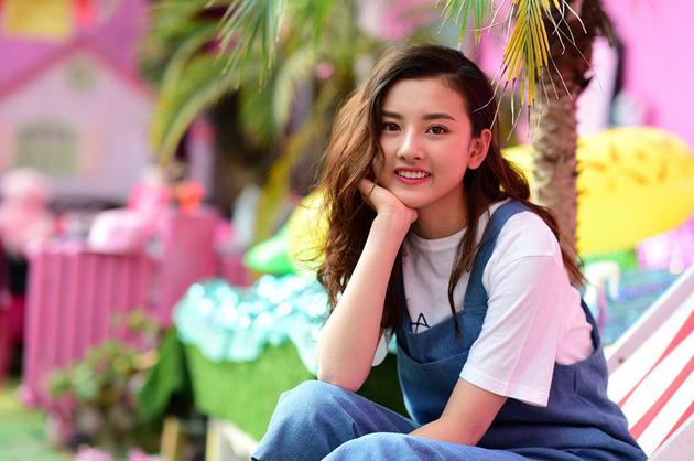 宋祖儿欧阳娜娜隔空比美 谁才是背带裤一姐