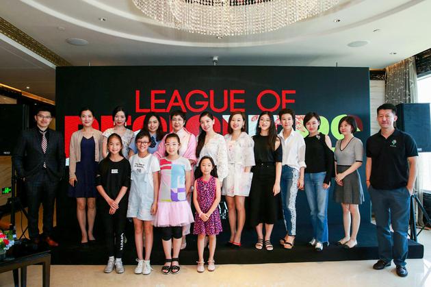 芭莎珠宝执行出版人兼主编敬静女士,保利香港拍卖副总经理、保利拍卖珠宝钟表及尚品总监于文浩先生,黛润尼青少年珠宝学院创始人兼CEO任炜先生,设计师胡文元、黄可迪、陆爱爱、吴斐、雨桐、紫罗兰、周小靖与参赛的小小设计师们合影
