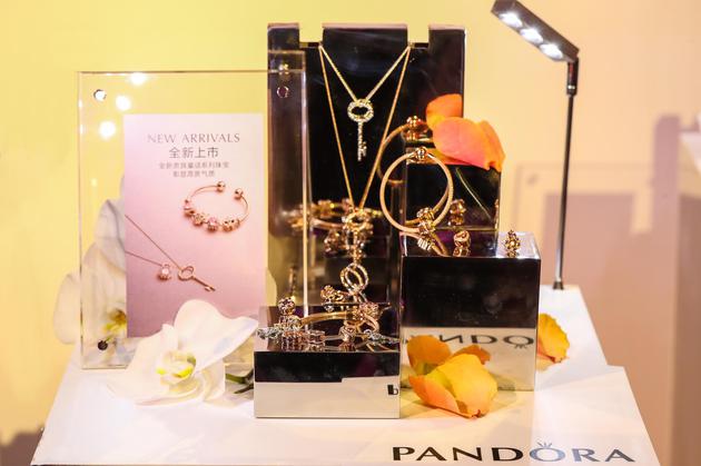 PANDORA秋季新品“贵族童话”系列产品陈列区