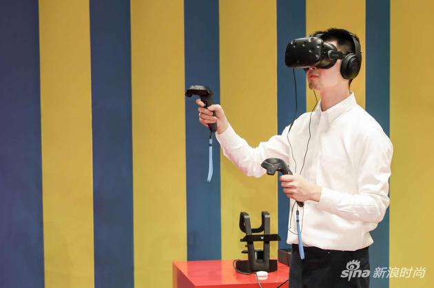 来宾现场体验VR，并在虚拟世界中与爱马仕飞马互动