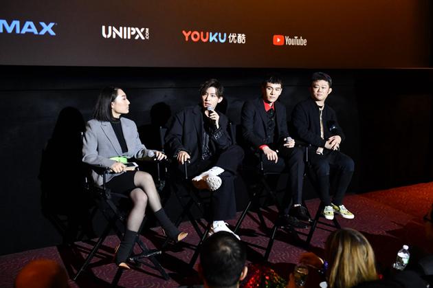 从左至右:演员/歌手-炎亚纶;演员-经超;时尚造型师-李东田
