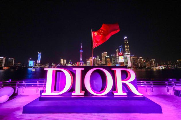 DIOR闪耀整个外滩