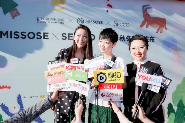 知名演员黄小蕾（左）MISSOSE创始人兼创意总监席溪（中）时尚跨界艺术家君君老师（右）