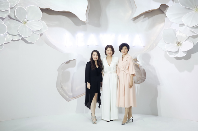 　　高级定制时装设计师Grace Chen（左），梨花LEAWHA品牌创始人康云香（中），凤凰卫视资讯台副台长、北京服装学院时尚传播学院院长吴小莉（右）