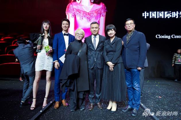 云尚产发领导,中国、韩国服装设计师协会相关负责人及现场超模合影