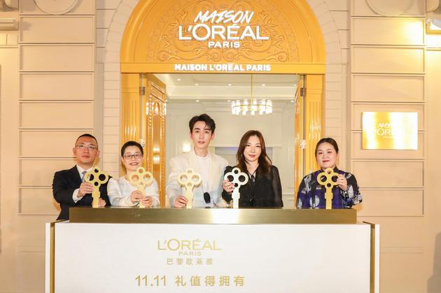 　　欧莱雅美丽殿堂MAISON L’Oreal Paris启动仪式从左至右：银泰城经理王伟先生，巴黎欧莱雅品牌传播总监朱宁女士，欧莱雅活力代言人朱一龙先生，欧莱雅（中国）大众化妆品部零售总经理徐薇娜女士，杭州银泰百货城西店总经理俞琴女士