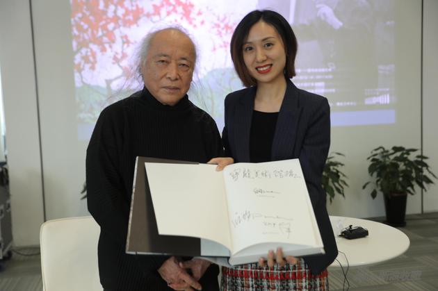 宝龙美术馆收藏书环节(艺术家厐均、宝龙美术馆 李金霞)