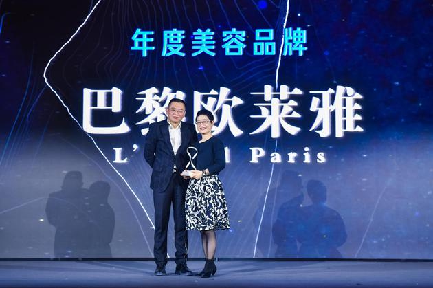 京东集团副总裁赵英明先生为巴黎欧莱雅品牌传播总监朱宁女士颁奖