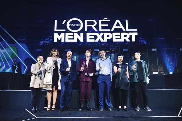 从左至右:巴黎欧莱雅品牌传播总监朱宁女士/ 欧莱雅大众化妆品部北亚区总经理Raphaelle SABRAN-EGASSE女士/ 欧莱雅中国副总裁、大众化妆品部总经理柯迈德先生/ 欧莱雅男士全球代言人王嘉尔/ 天猫美妆洗护总经理激云先生/ 巴黎欧莱雅品牌总经理宗国宁女士/ 天猫品牌营销中心总经理竣一先生