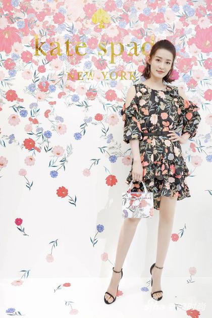 　　李沁身着kate spade new york 2018 春季露肩连衣裙、手挎Isobel印花手袋出席Bloom Bloom春季尊享活动