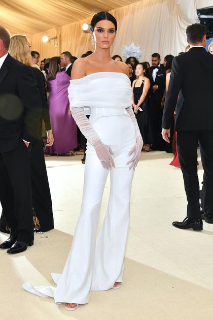 Kendall Jenner穿off-white佩戴Tiffany珠宝