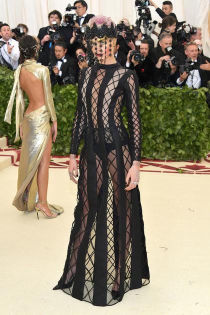 Cara Delevingne穿Dior黑色建筑镂空长裙秀好身材