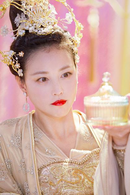 同是老牌明星周慧敏超美周海媚却被黑 她输在哪儿?