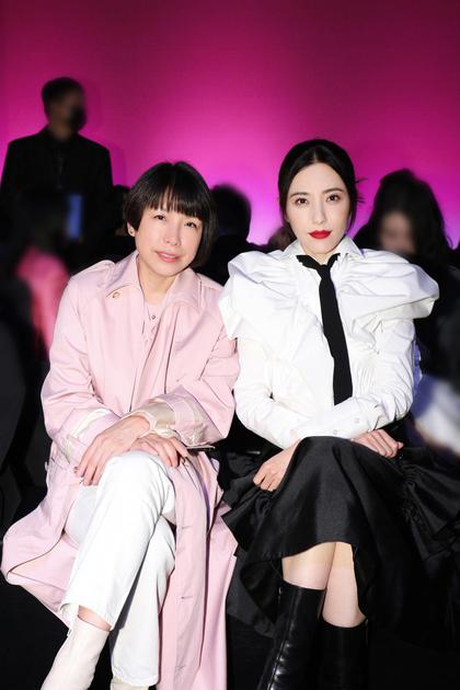 著名女演员曾黎,红杉资本中国投资合伙人Angelica现身VIP席位观秀