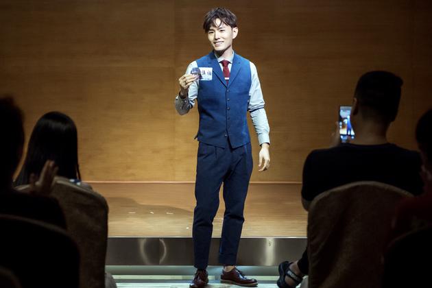 邓男子浸入式沙龙魔术来袭 带你燃爆夏日