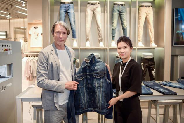 JACK & JONES品牌市场经理乔安娜女士向Mads Mikkelsen赠送专属定制牛仔服