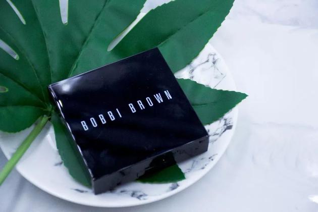 Bobbi Brown羽柔蜜粉饼 380元:11g