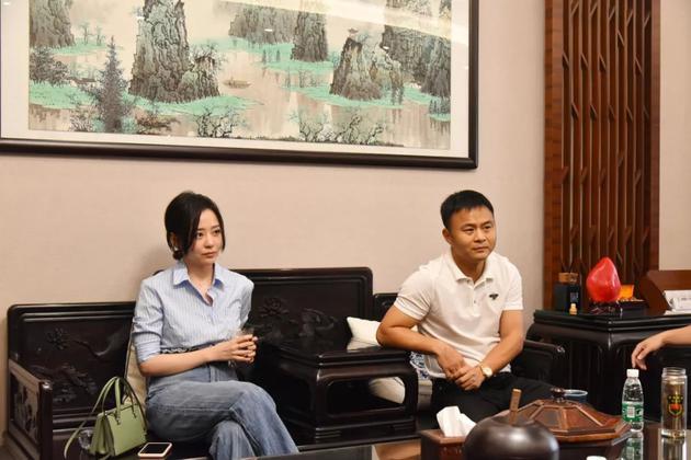 品牌代言人张靓颖女士(左)与周六福珠宝董事长李伟柱先生(右)互动交流