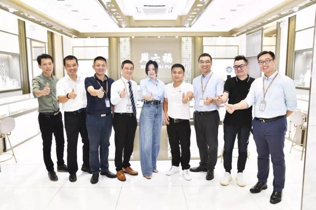 品牌代言人张靓颖(中)与周六福各高层领导合影