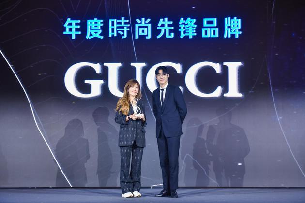 歌手赖冠霖为领奖嘉宾Gucci资深公关经理黄珮琪女士颁奖
