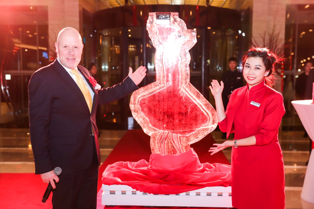 庞博思与红衣女郎共同揭幕庆祝主题冰雕