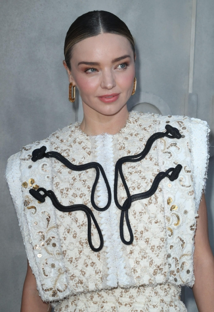 米兰达-可儿(Miranda Kerr)现身Louis Vuitton 2023早春度假系列