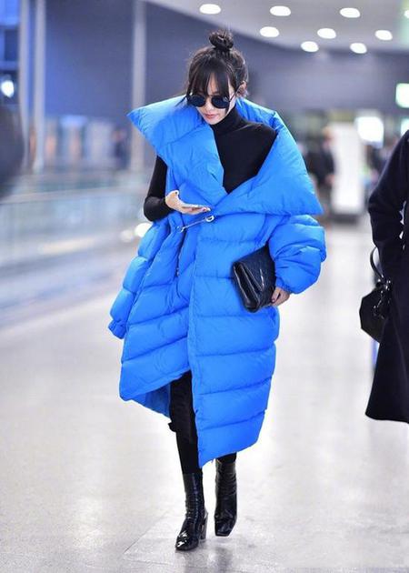女明星穿oversize羽絨服