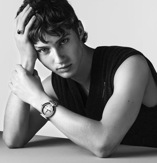 歌手及演员Troye Sivan（特洛耶·希文）演绎Pasha de Cartier腕表