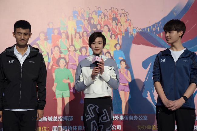 361°品牌代言人李冰洁（中间）与361°跑步代言人关思杨（左一）亮相活动现场