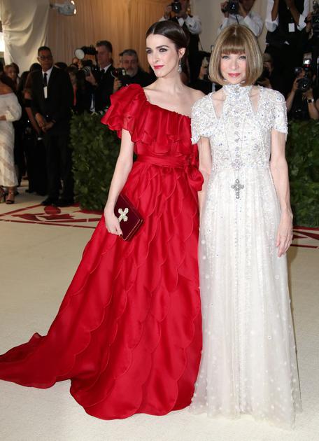 Anna Wintour携女儿亮相，一身valentino红色礼服十足抢镜