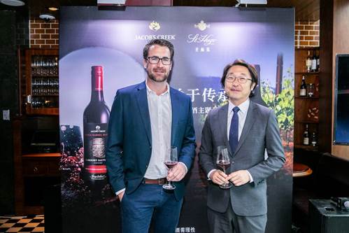 保乐力加酿酒师团队首席酿酒师Dan Swincer（左）与中国首位侍酒师大师吕杨（右）带领现场嘉宾共同领略澳洲葡萄酒的魅力