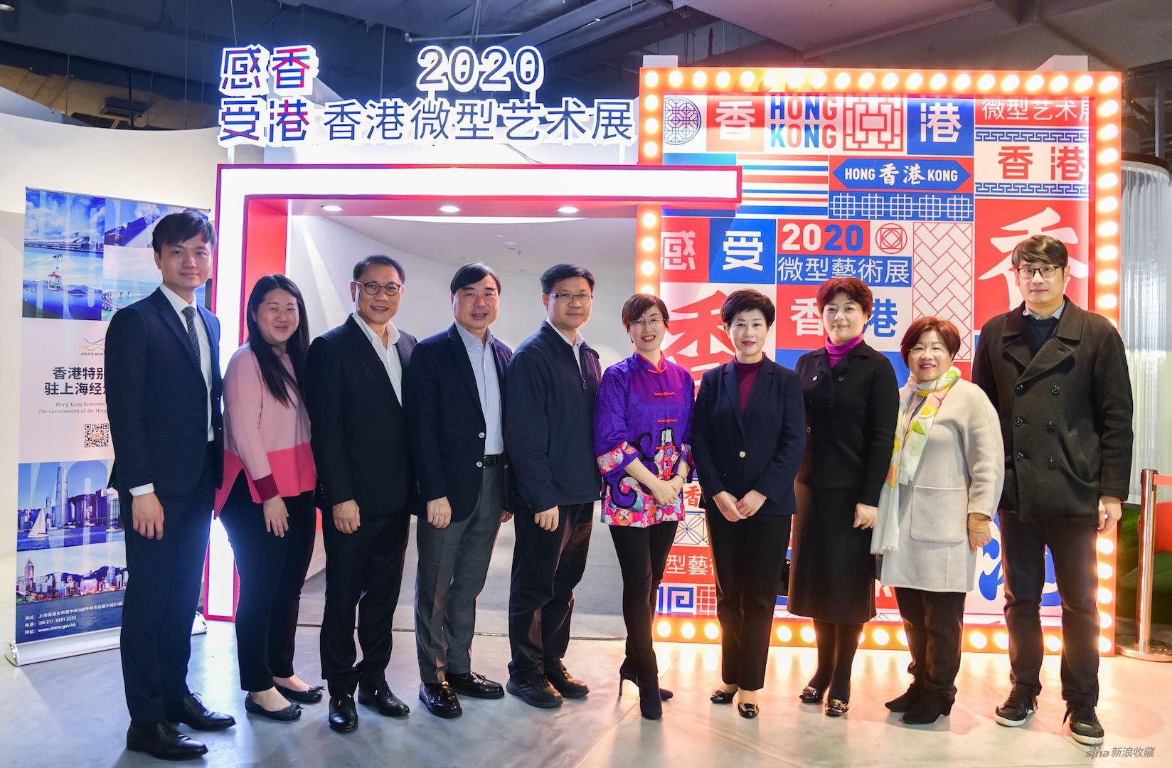 驻沪办主任蔡亮（右五）和主礼嘉宾在“感受香港？2020香港微型艺术展”现场合照