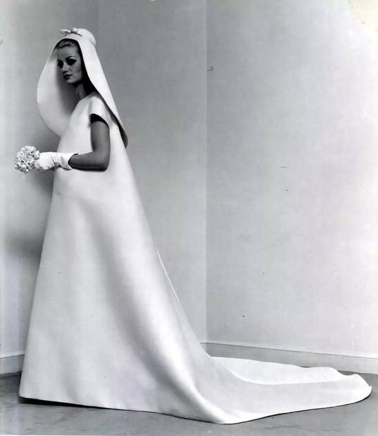 Cristóbal Balenciaga的直筒布袋裝