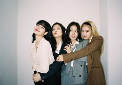 blackpink出道照,blackpink出道海报 美颜社|blackpink回归照 把妆容雷点都画在脸上了