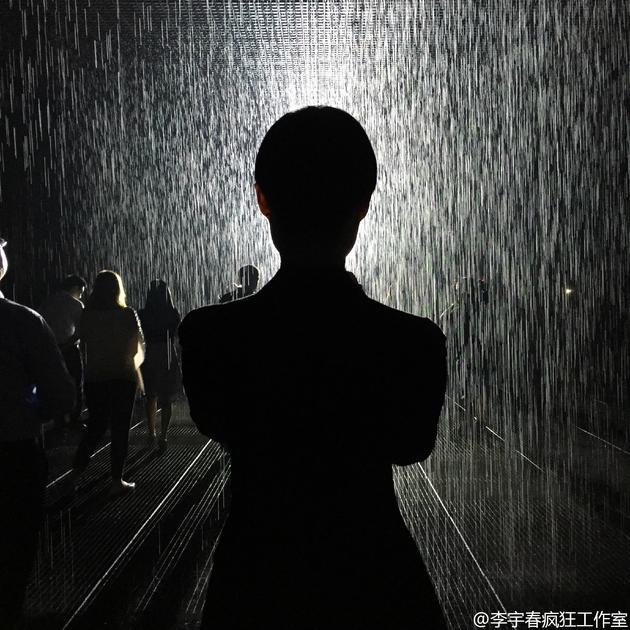 chris lee x rain room 漫步在雨中而不会被淋湿"的互动装置艺术作品