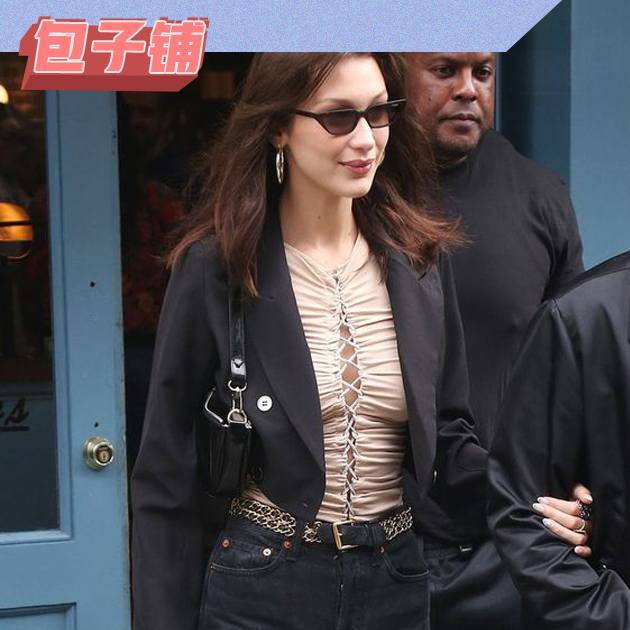 当下最火的“腋下包”到底有多时髦 Bella Hadid