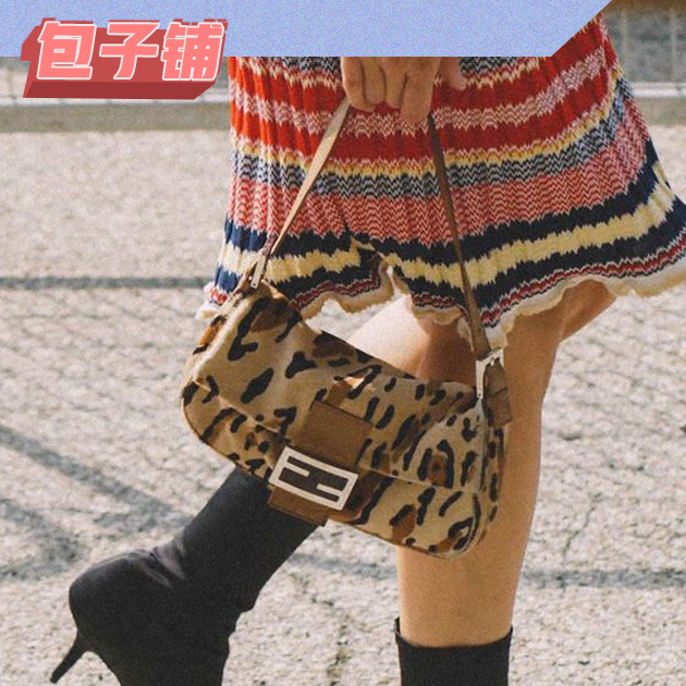 当下最火的“腋下包”到底有多时髦 Fendi Baguette法棍包